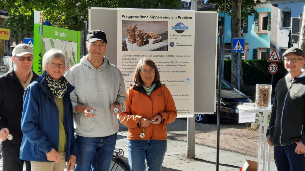 Foto zu Zigarettenkippen gesammelt und am Bahnhof das Gespräch gesucht